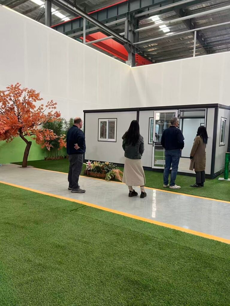 Клиенты посещают фабрику